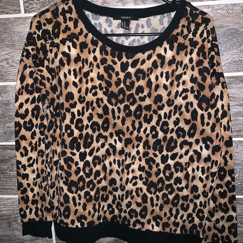 Medium animal print sweater w/spikes on shoulder🐆